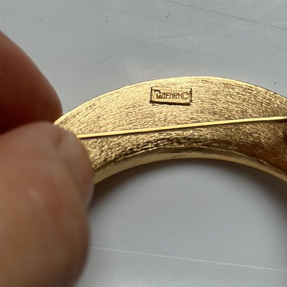Vintage Trifari gold tone half moon/half circle brooch/pin - Picture 5 of 5